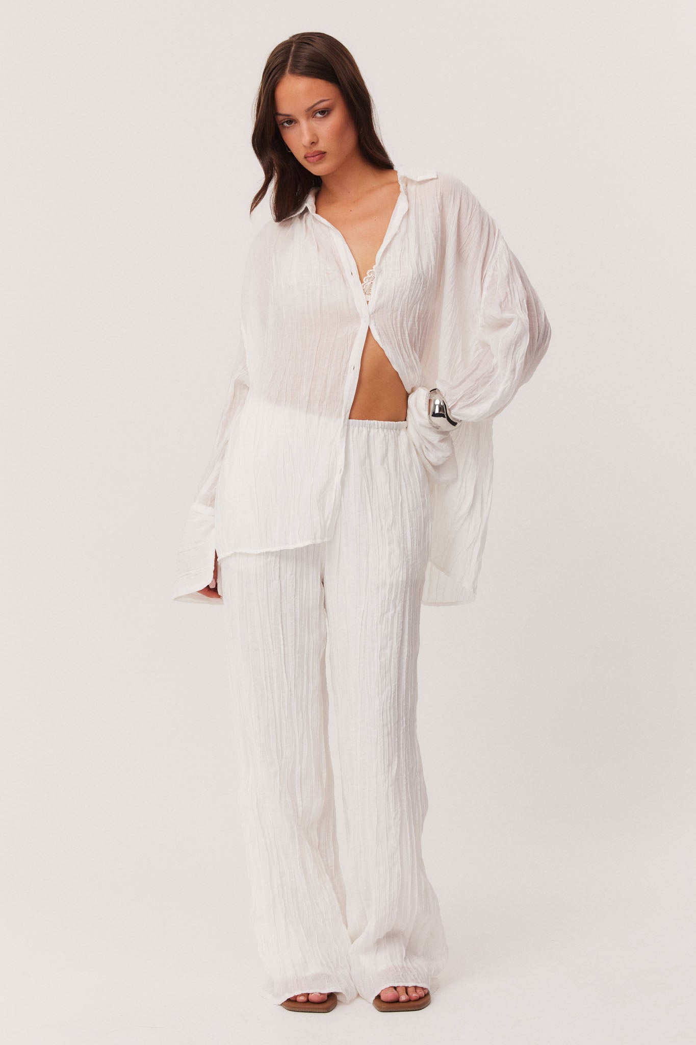 Image of a model wearing Pants. Productname: SNDYS BRANDI CRINKLE PANTS in White colour by brand - SNDYS