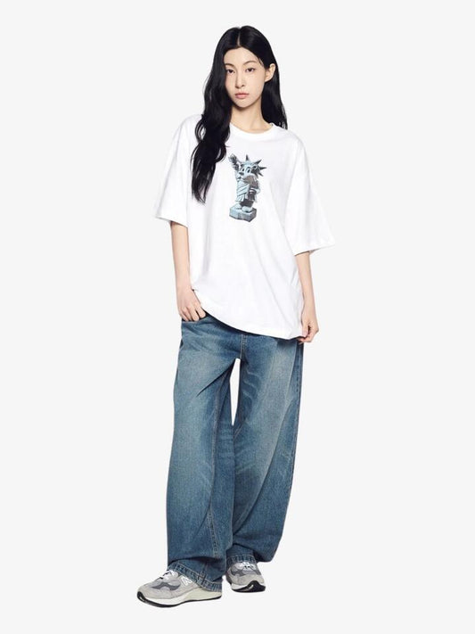 Image of a model wearing Shorts. Productname: ADLV Ac Bear Statue Of Liberty Short Sleeve T-Shirt in White colour by brand - ADLV