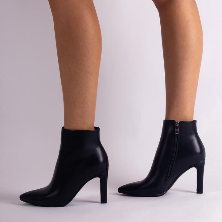 Image of Others. Productname: Halle: Black in Black colour by brand - Novo