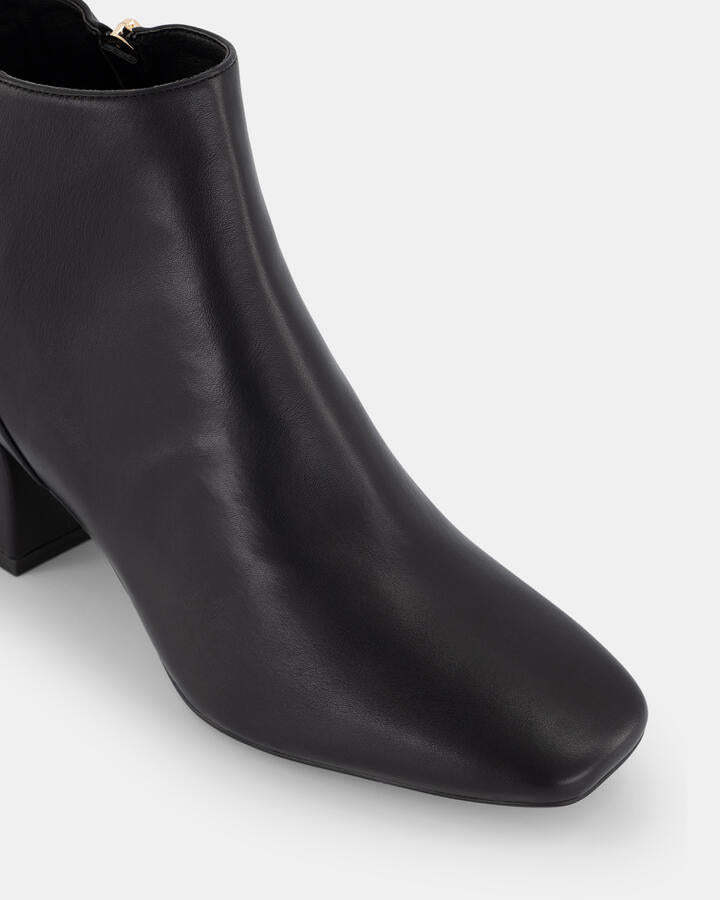 Image of Others. Productname: Billie: Black in Black colour by brand - Novo