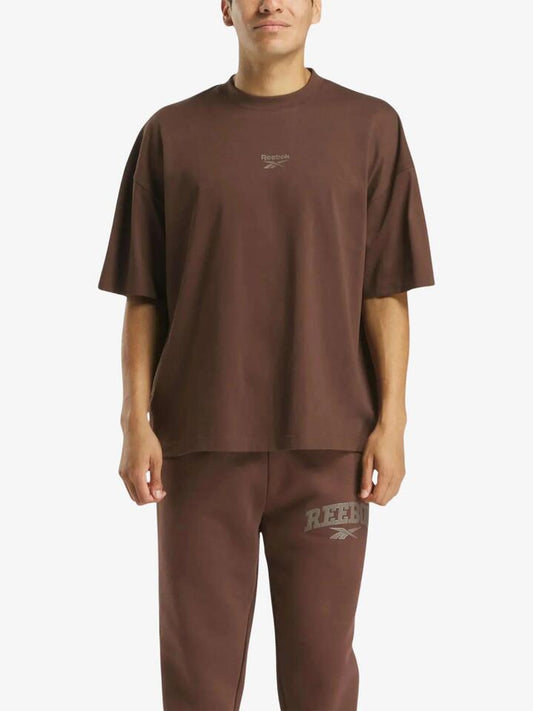 Image of T-Shirts. Productname: Reebok Danny Varsity Ss Tee in Campus Brown colour by brand - Reebok