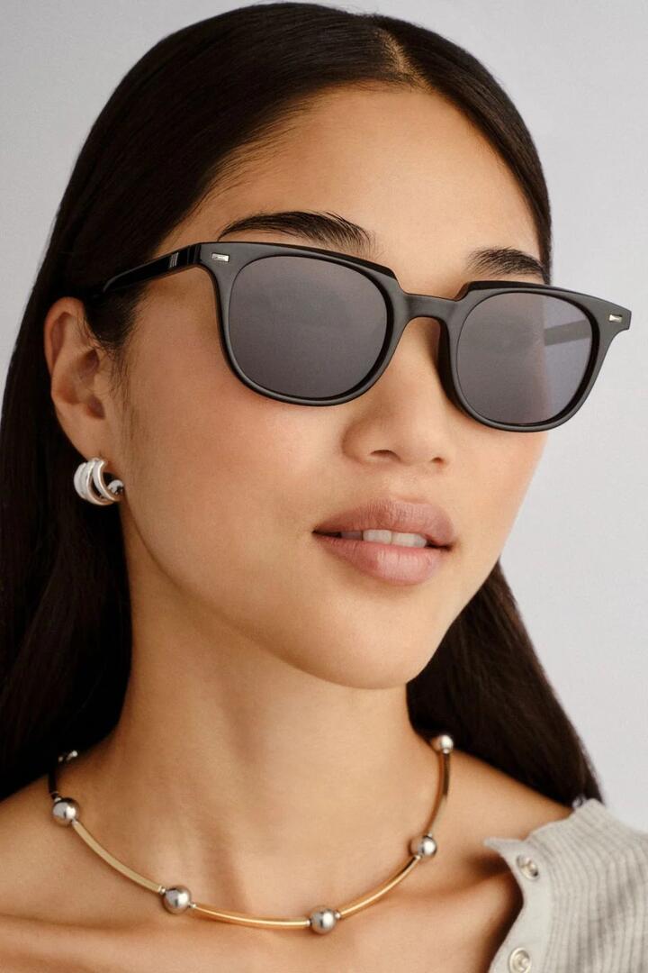 Image of Sunglasses. Product name - Le Resolu Black Rounded Smoke Polarized Lens Sunglasses in Black colour by brand - Le Specs