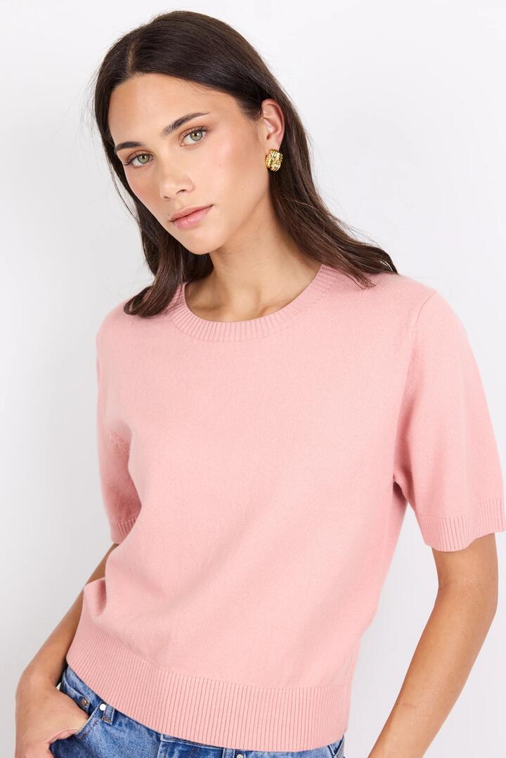 Image of a model wearing Outerwear. Product name - Topic Blush Cashmere Blend Soft Knit Tee in Blush colour by brand - Ivy + Jack