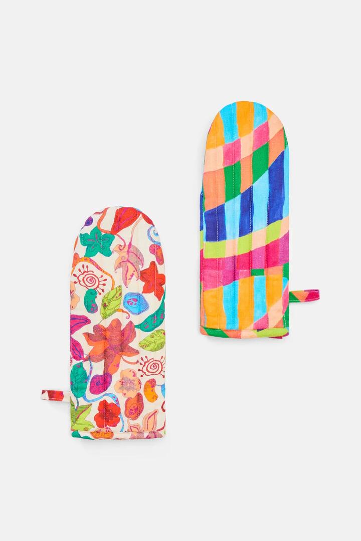 Image of Kitchen & Dining. Product name - Pop Botanical Oven Mitt in Print colour by brand - Gorman