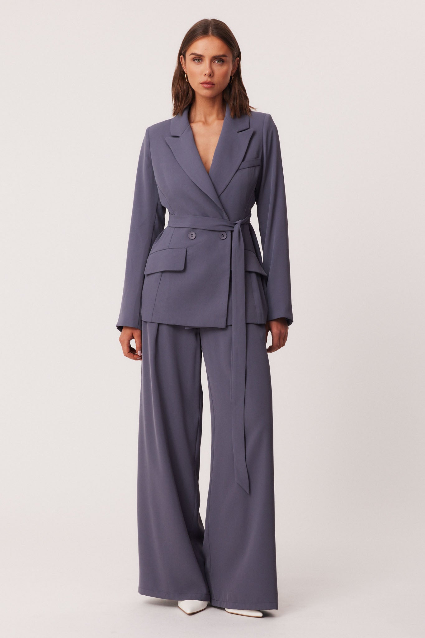 Image of a model wearing Pants. Productname: SNDYS REID PANTS in Slate colour by brand - SNDYS