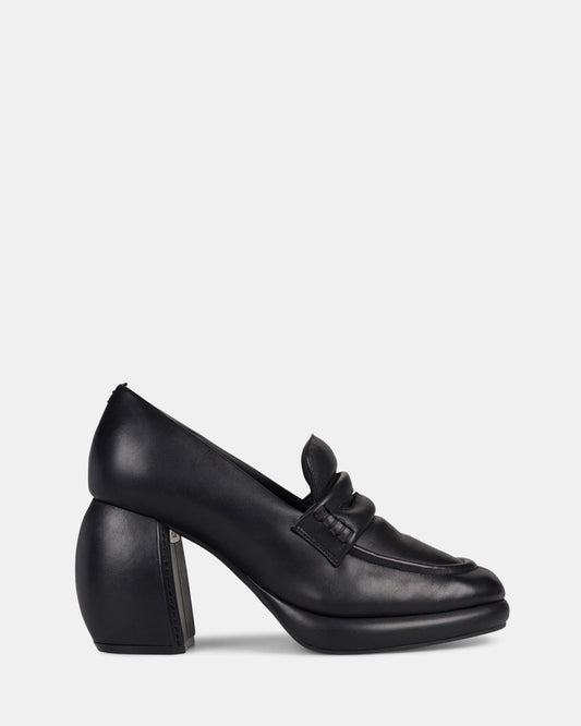 Image of Flats. Productname: Cur Loafer 1 W Black Leather in Black Leather colour by brand - Clarks