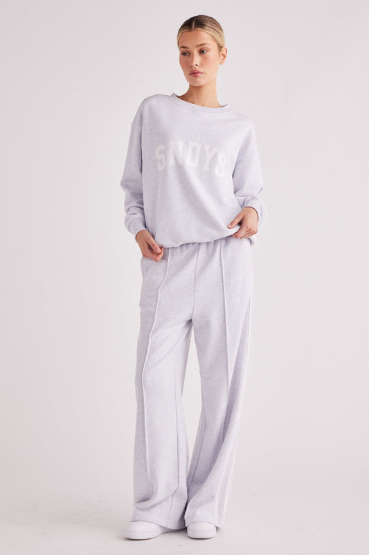 Image of a model wearing Pants. Productname: SNDYS Friday Trackpants in Grey colour by brand - SNDYS