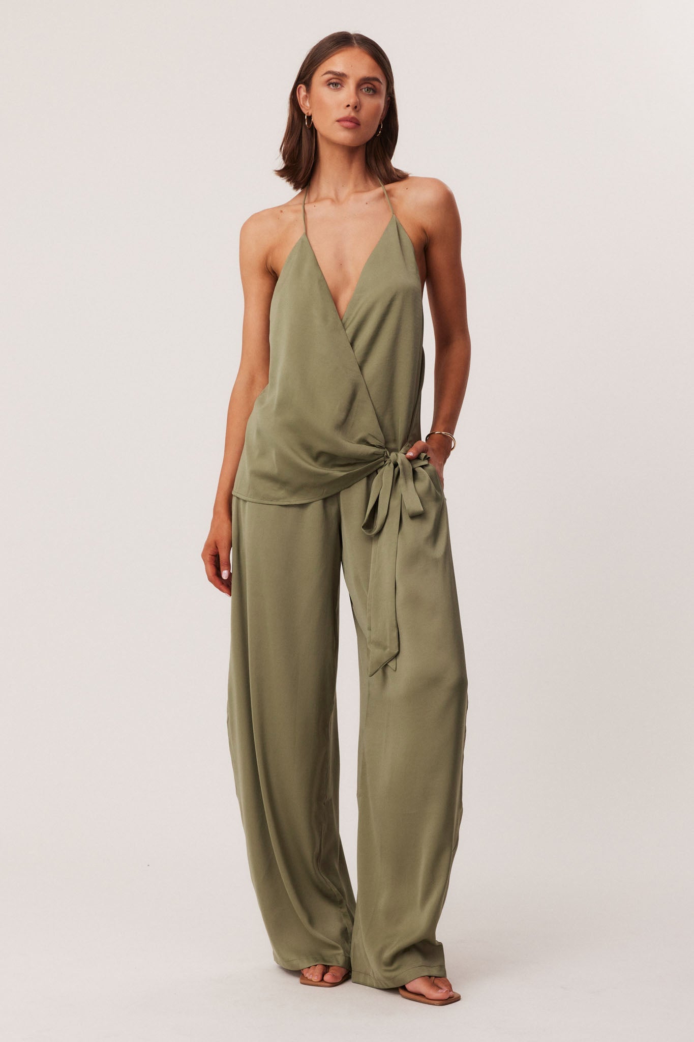 Image of a model wearing Pants. Productname: SNDYS ROSEWOOD PANTS in Olive colour by brand - SNDYS