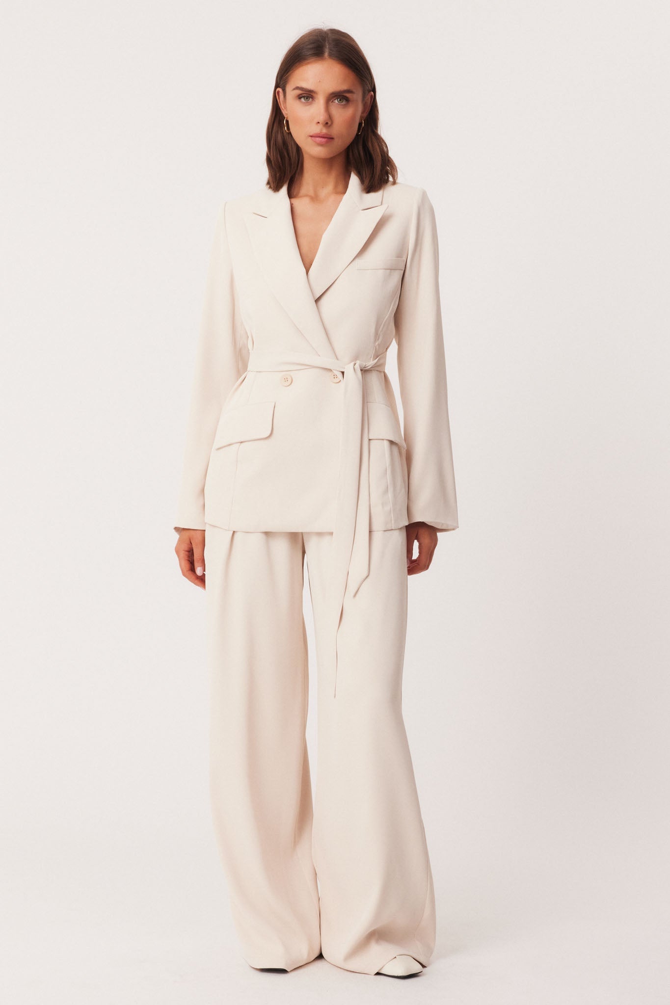 Image of a model wearing Outerwear. Productname: SNDYS RYAN BLAZER in Stone colour by brand - SNDYS