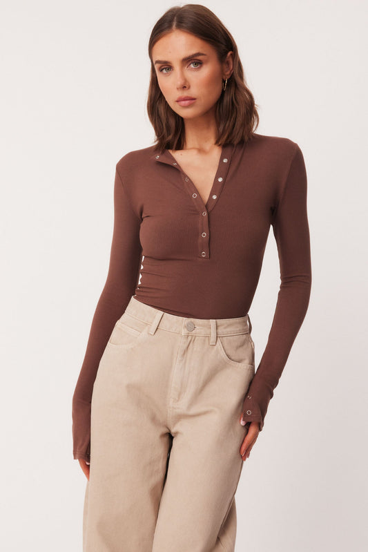 Image of a model wearing Tops. Productname: SNDYS KENLEY TOP in Mocha colour by brand - SNDYS