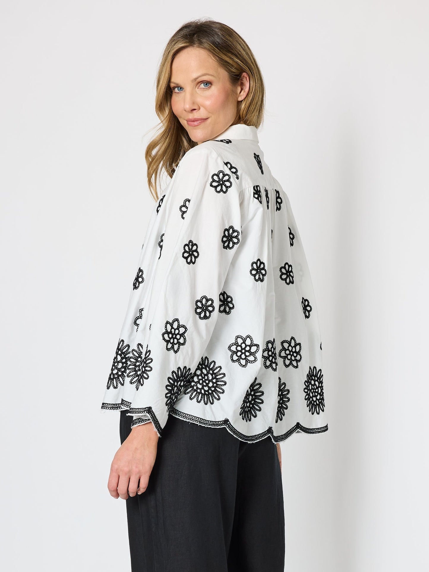 Hammock & Vine Paloma Embroidered Scalloped Shirt (White/Black)