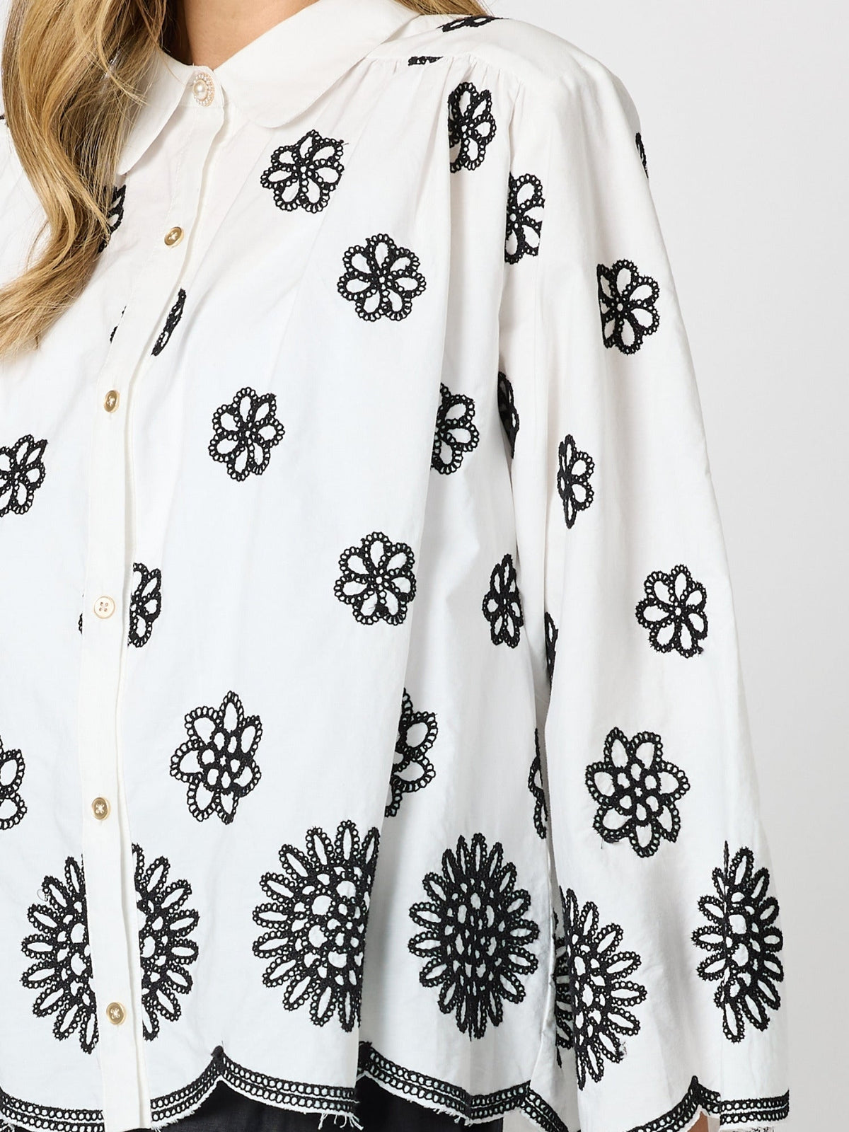 Hammock & Vine Paloma Embroidered Scalloped Shirt (White/Black)