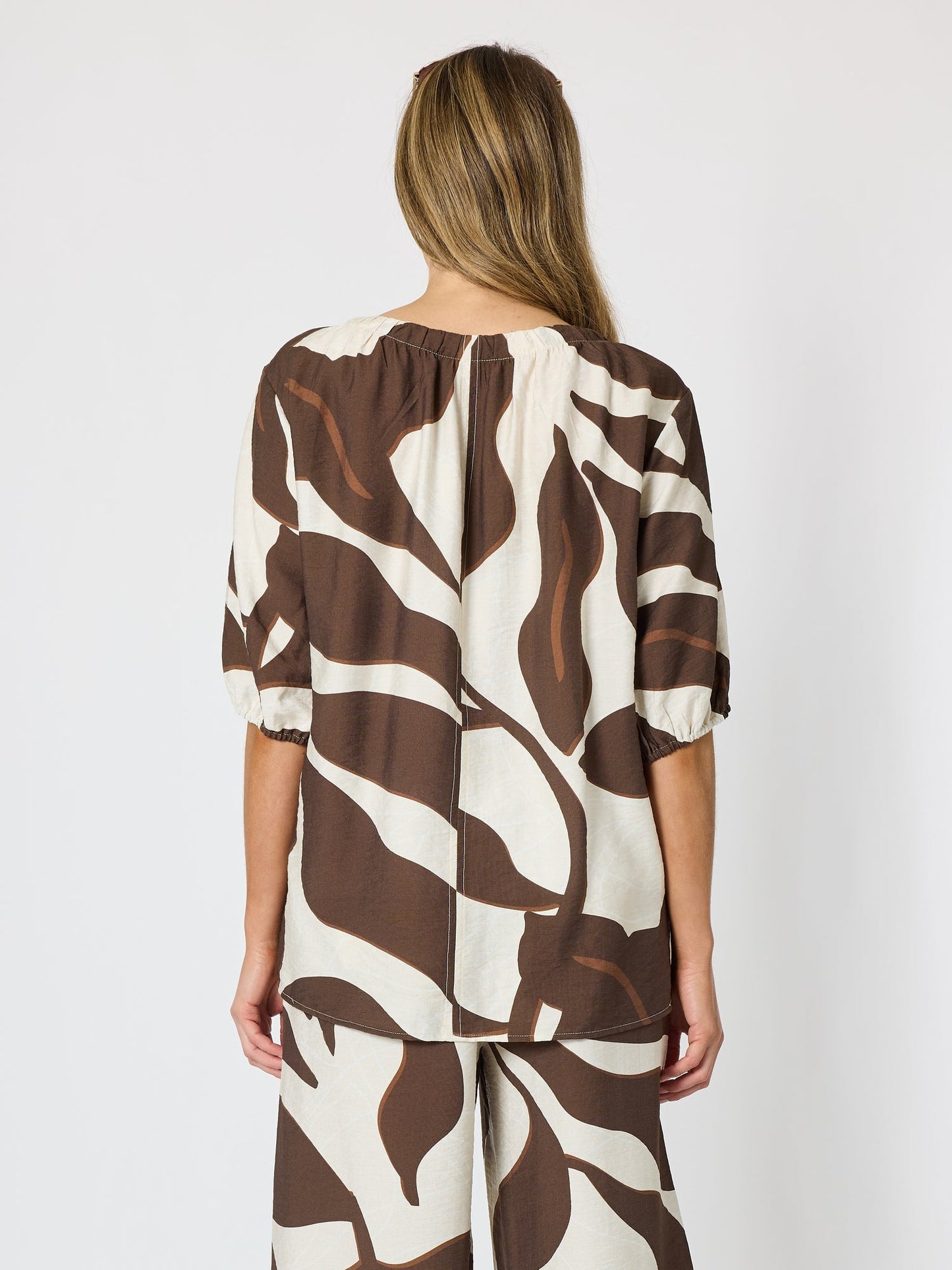Clarity Bay Leaf Print V Neck Top (Mocha Multi)