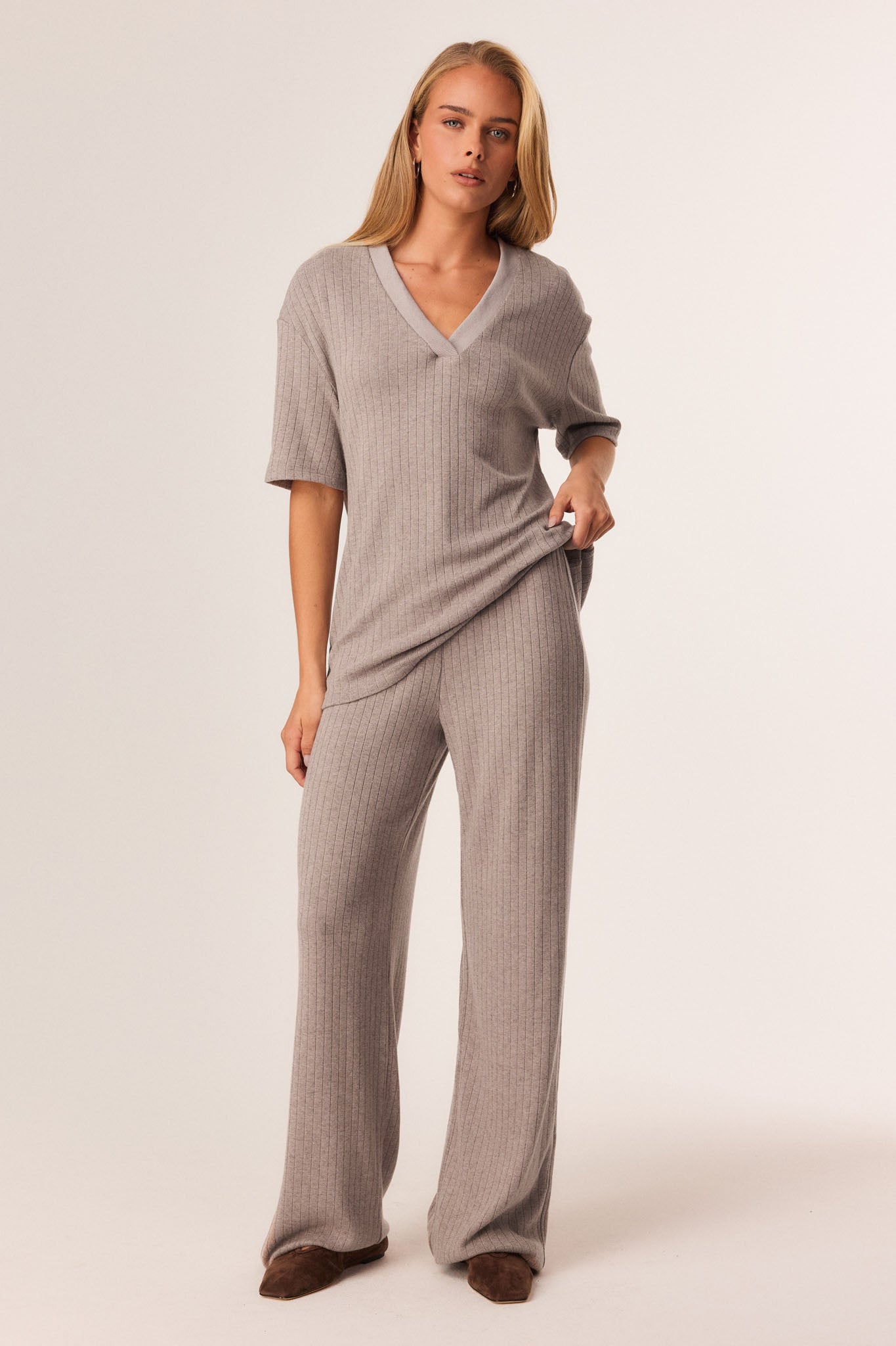 Image of a model wearing Pants. Productname: SNDYS HARLYNN PANTS in Fig colour by brand - SNDYS