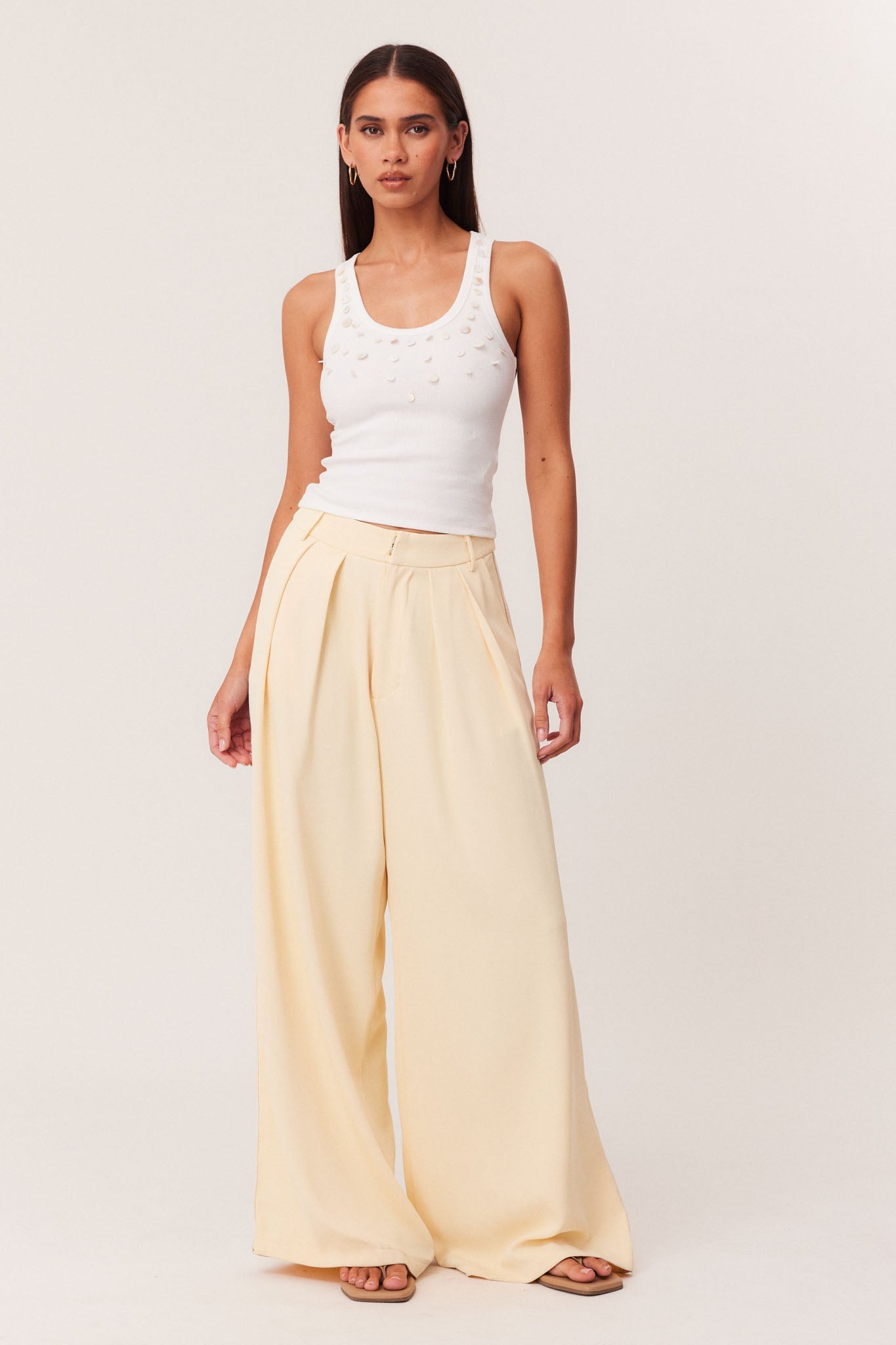 Image of a model wearing Pants. Productname: SNDYS LYNS PANT in Butter colour by brand - SNDYS