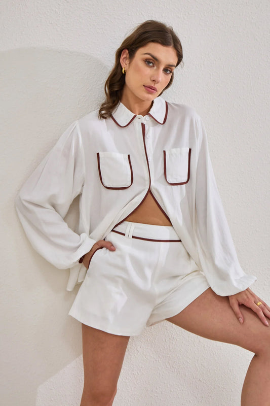 Image of a model wearing Pants. Productname: Heychic Nina Contrast Detail Shorts in White colour by brand - Heychic