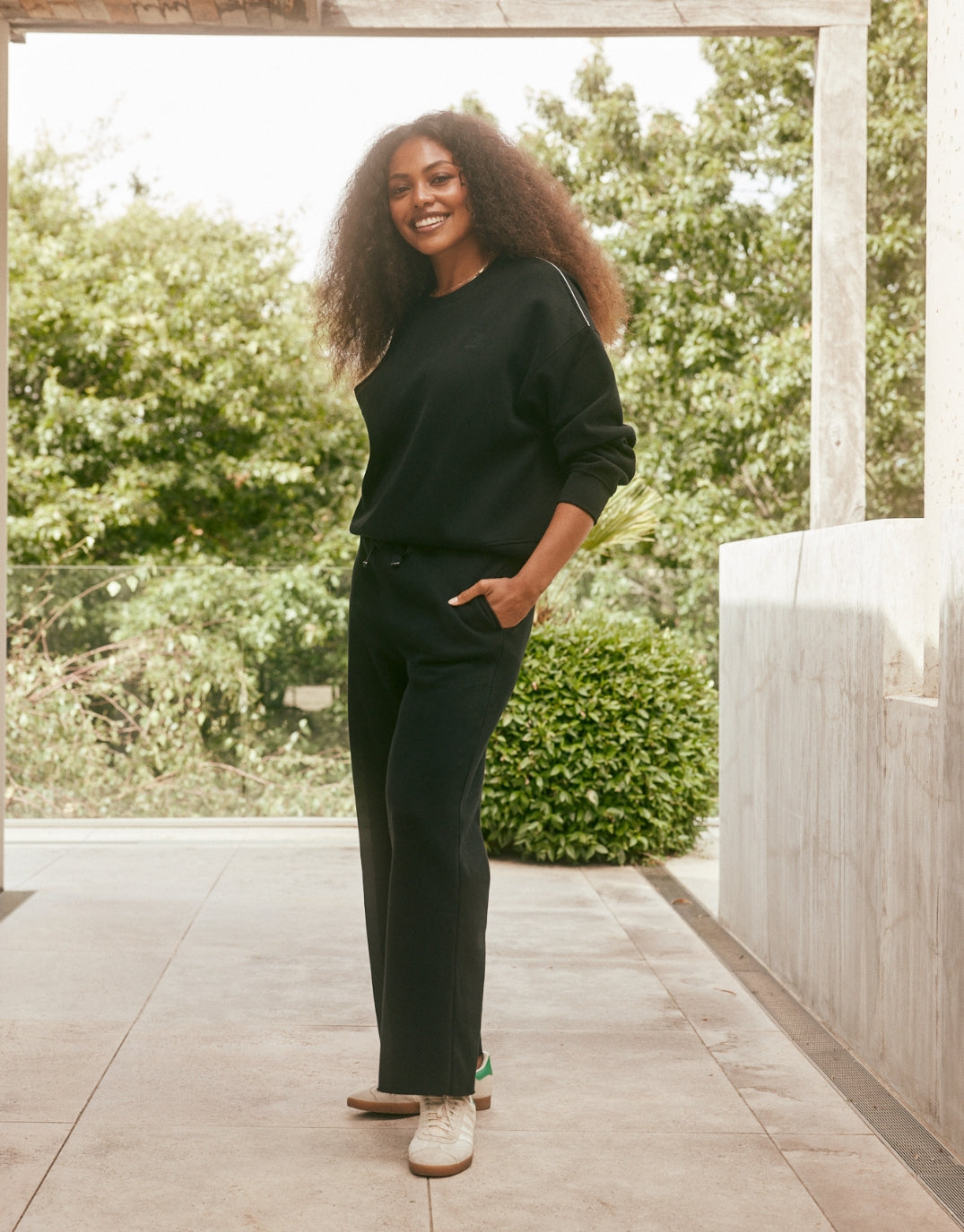 White & Co. The Monogram Lounger Fleece Crew (Black)