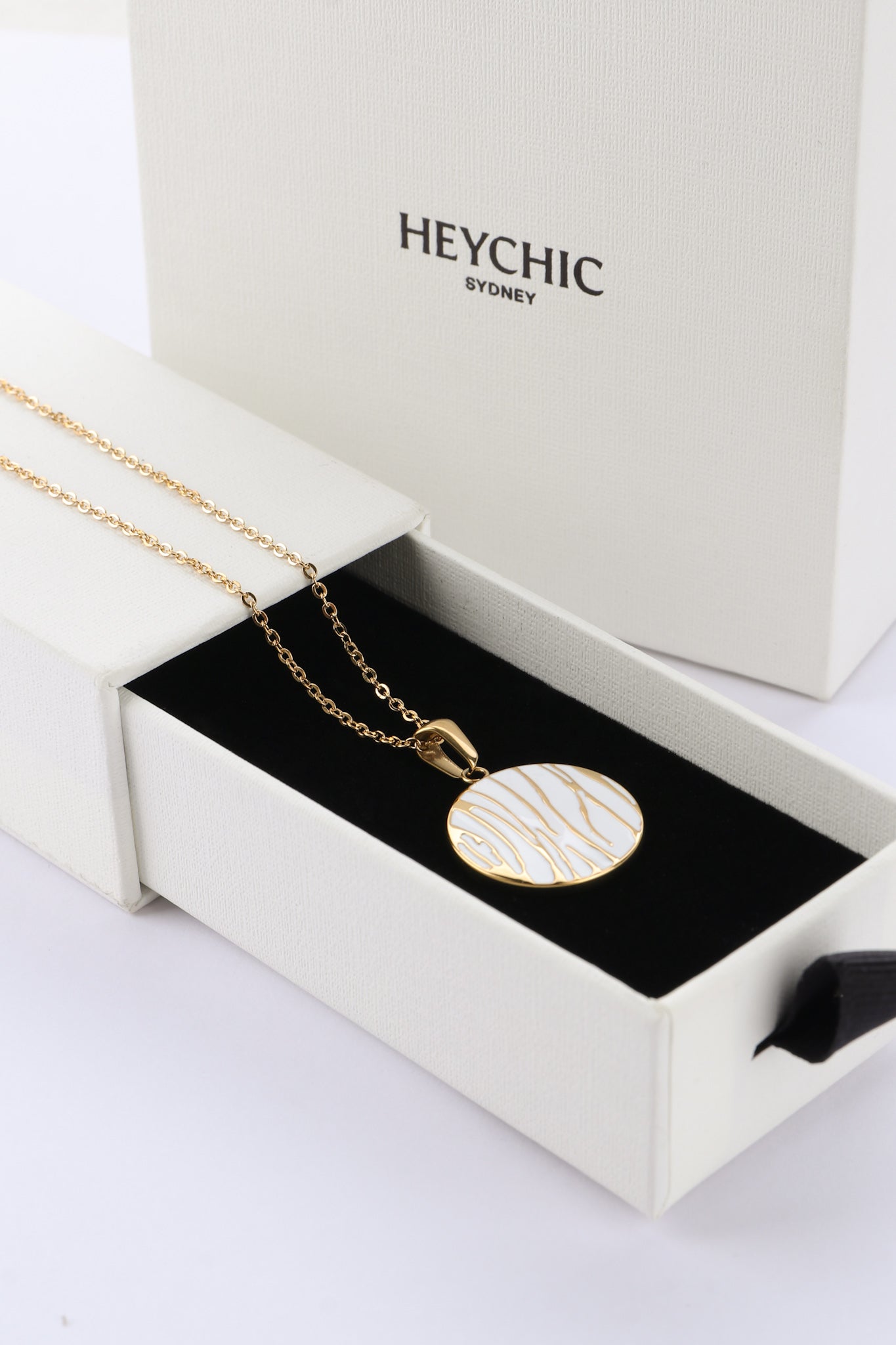 Heychic Kaya Pendant Necklace (Gold)