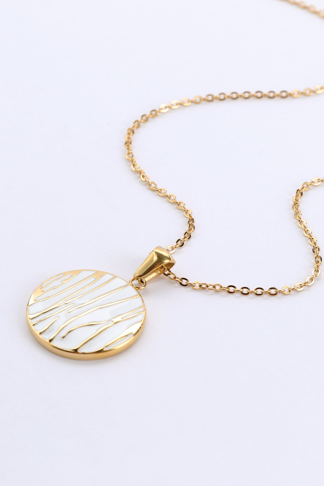 Heychic Kaya Pendant Necklace (Gold)