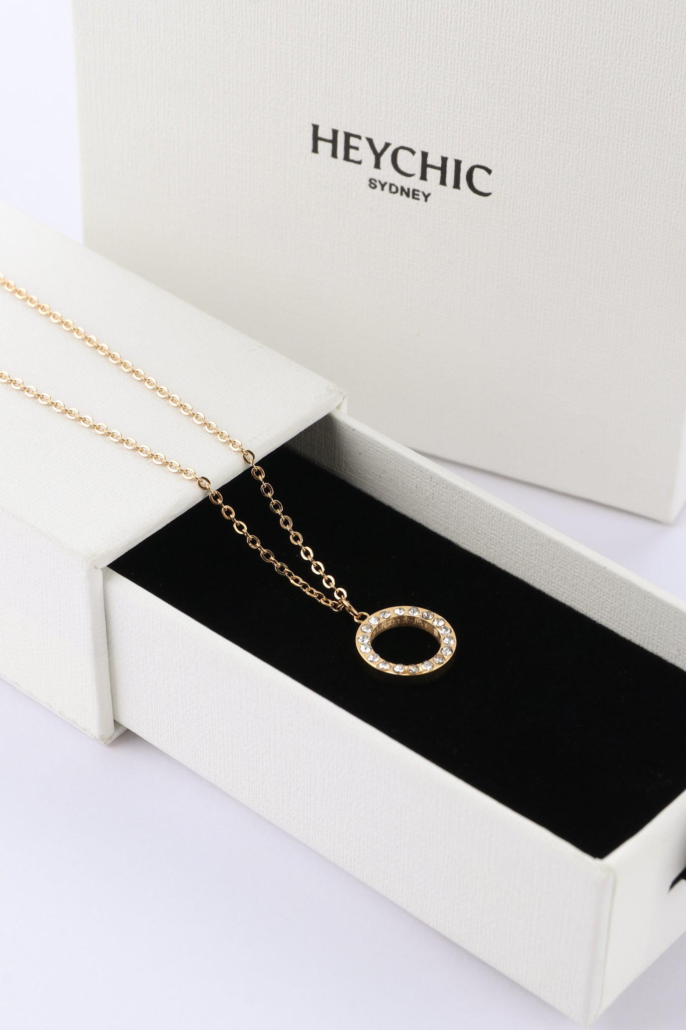 Heychic Liora Circle Pendant Necklace (Gold)