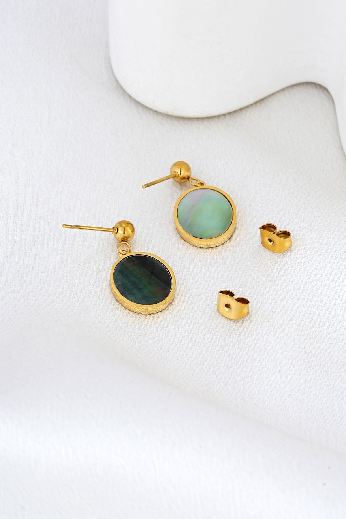 HEYCHIC Delmare Shell Earrings (Gold)