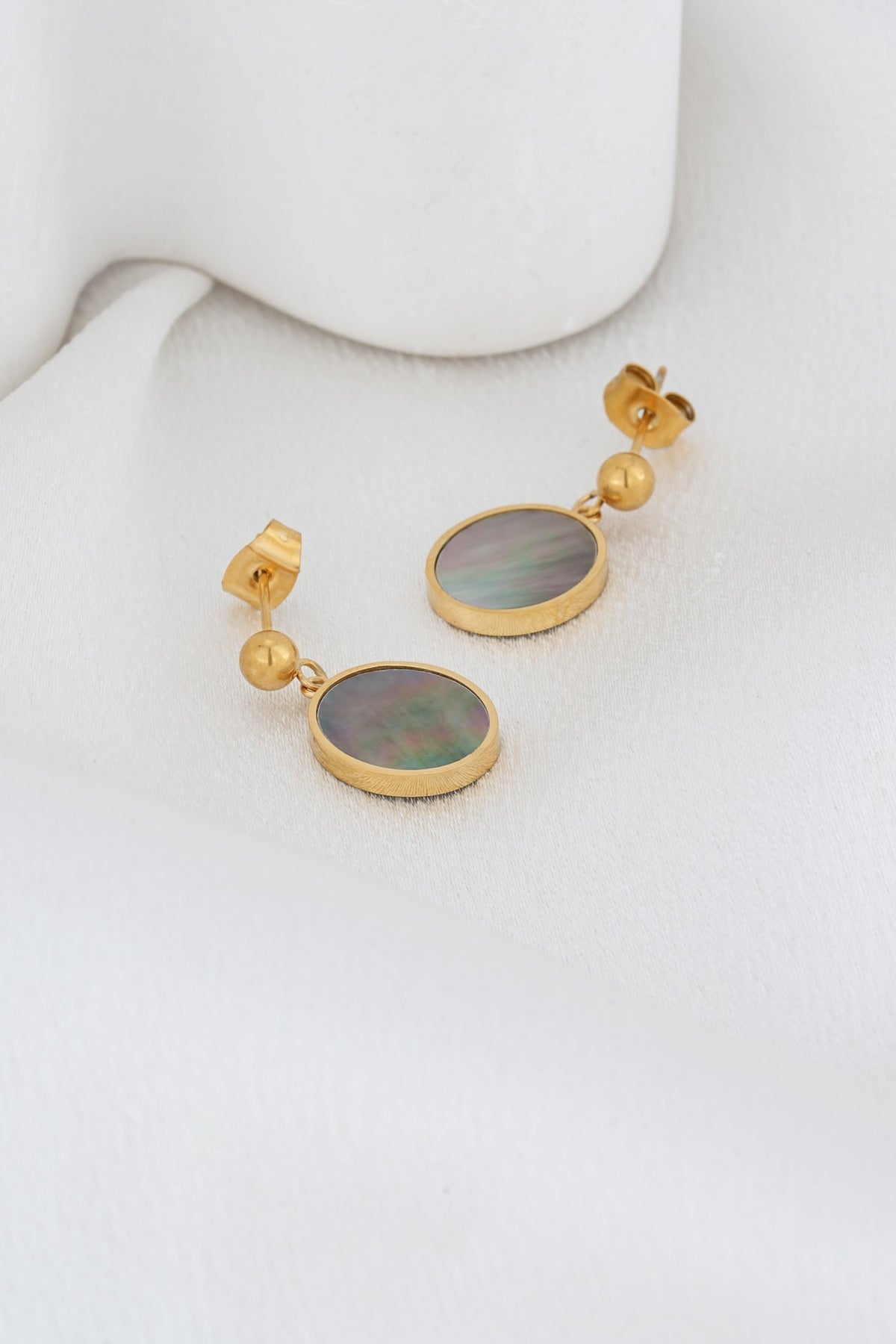 HEYCHIC Delmare Shell Earrings (Gold)