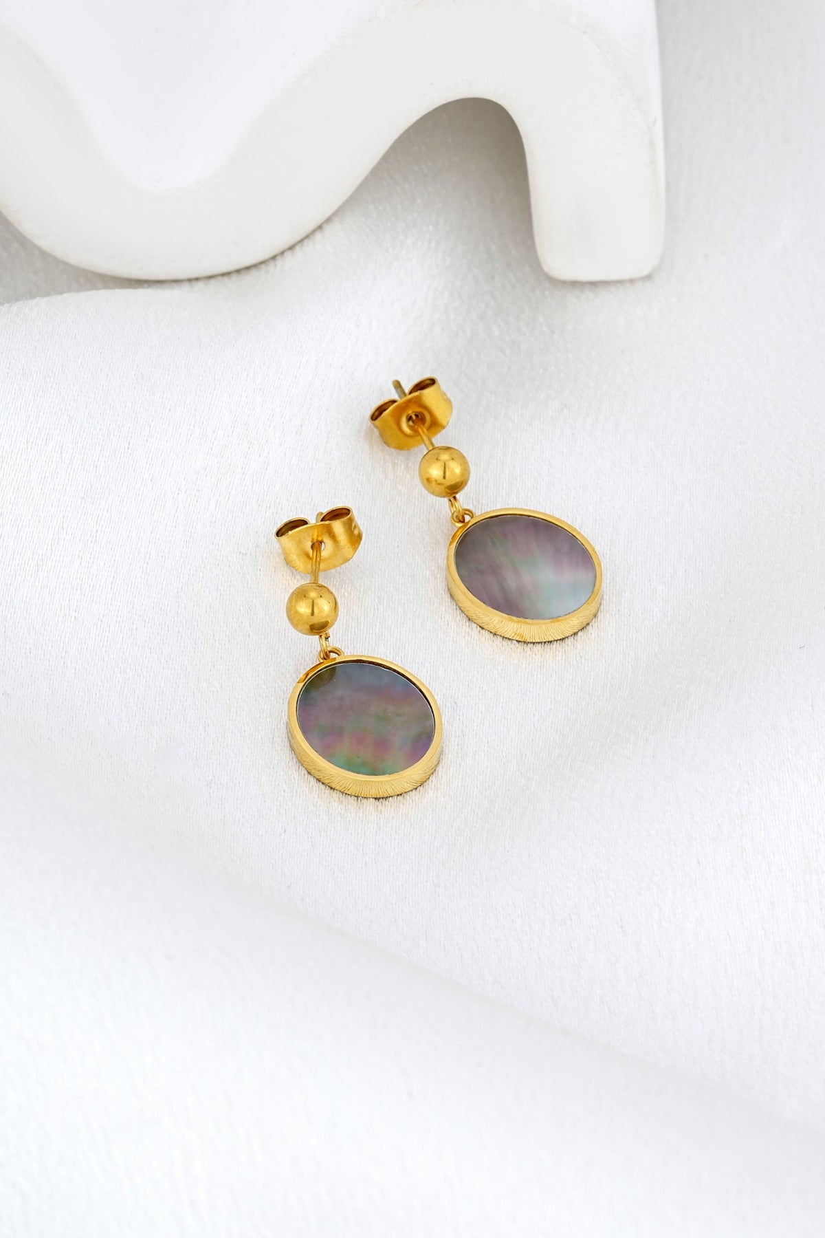 HEYCHIC Delmare Shell Earrings (Gold)