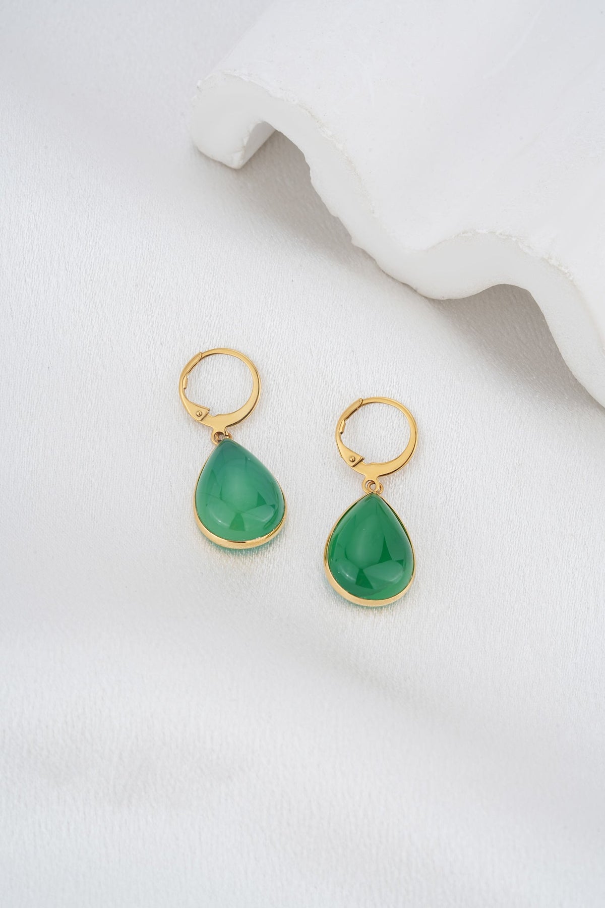 HEYCHIC Esme Agate Earrings (Green)