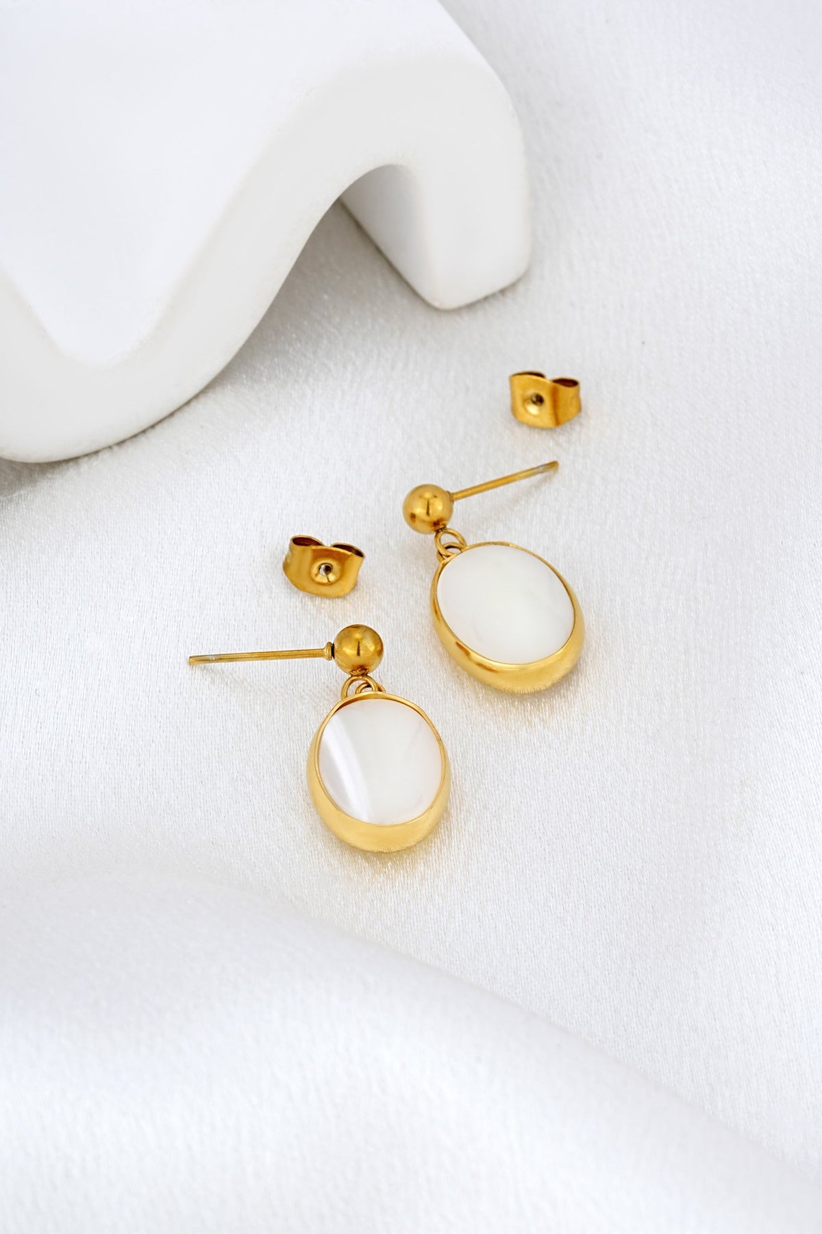 HEYCHIC Ondine Shell Earrings (Gold)
