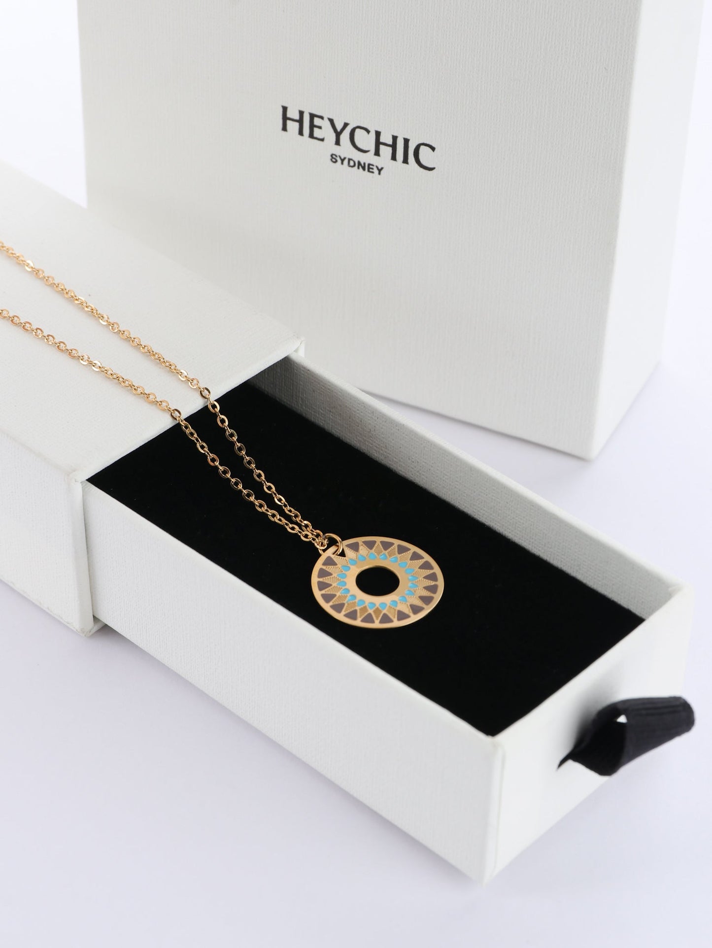 Heychic Kiyana Circle Medallion Pendant Necklace (Gold)