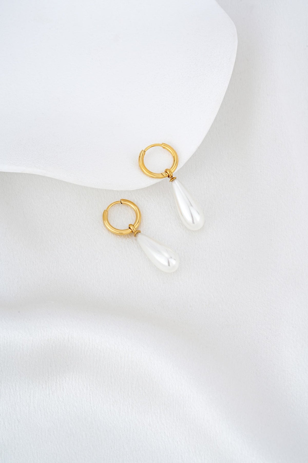 HEYCHIC Maren Pearl Drop Earrings (Gold)