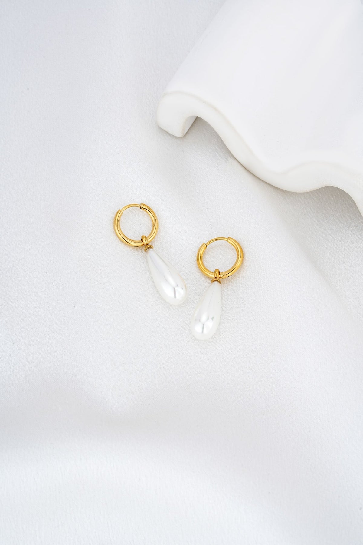 HEYCHIC Maren Pearl Drop Earrings (Gold)