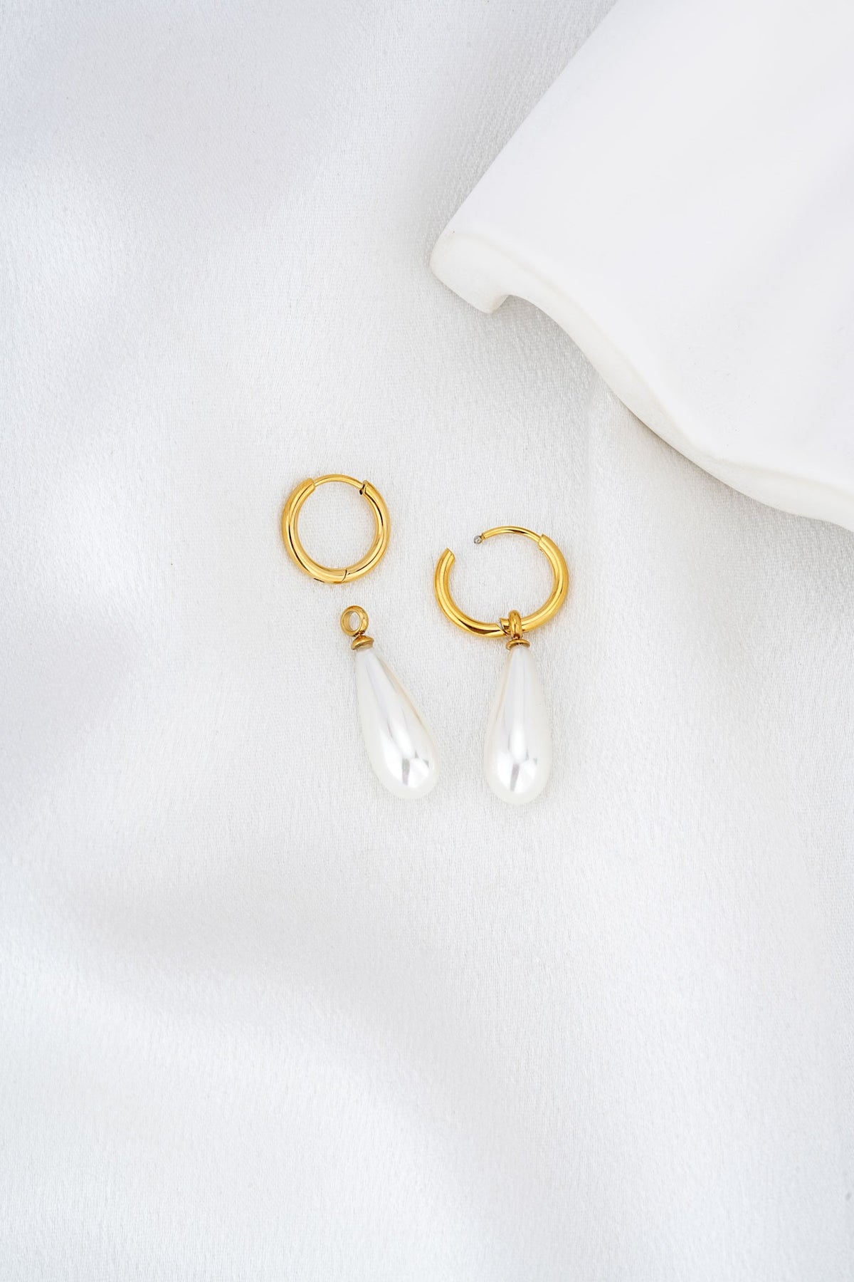 HEYCHIC Maren Pearl Drop Earrings (Gold)