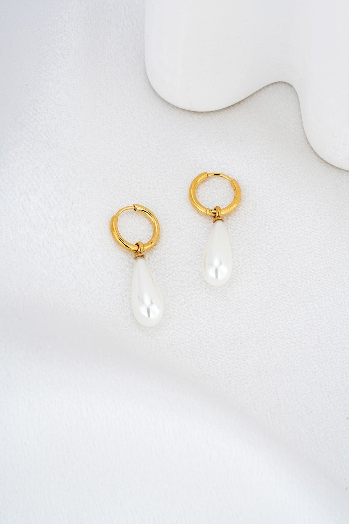 HEYCHIC Maren Pearl Drop Earrings (Gold)