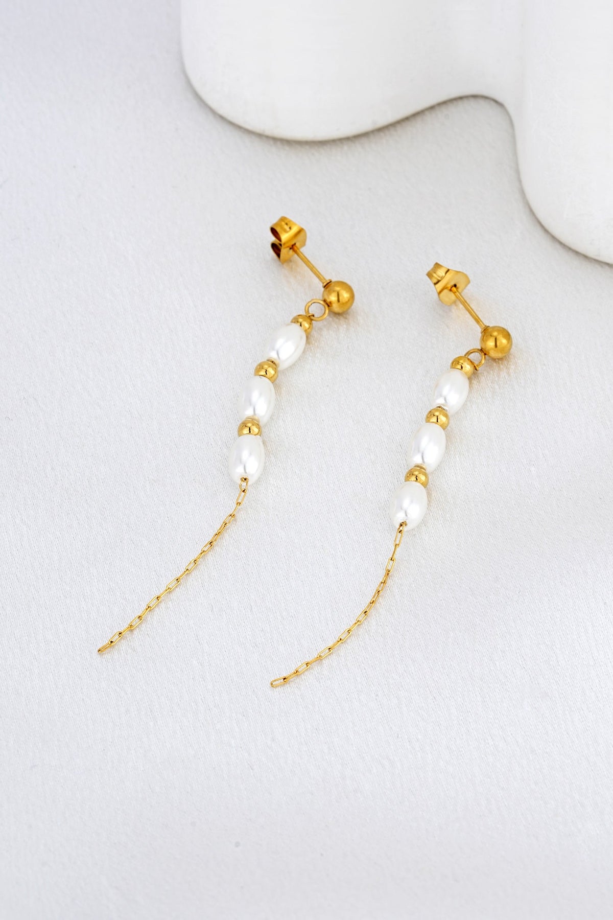 HEYCHIC Naia Pearl Earrings (Gold)
