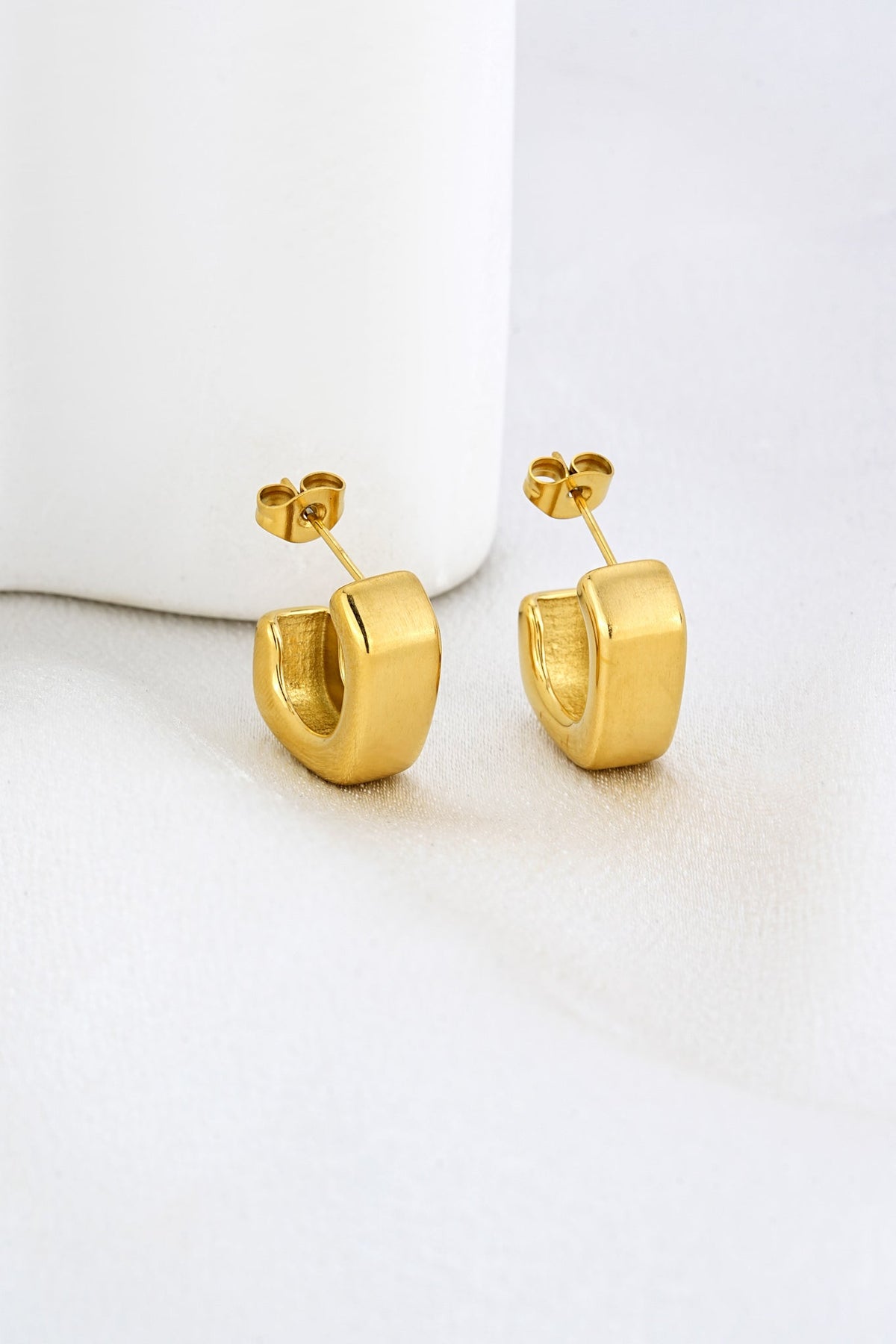 HEYCHIC Leona Hoop Earrings (Gold)