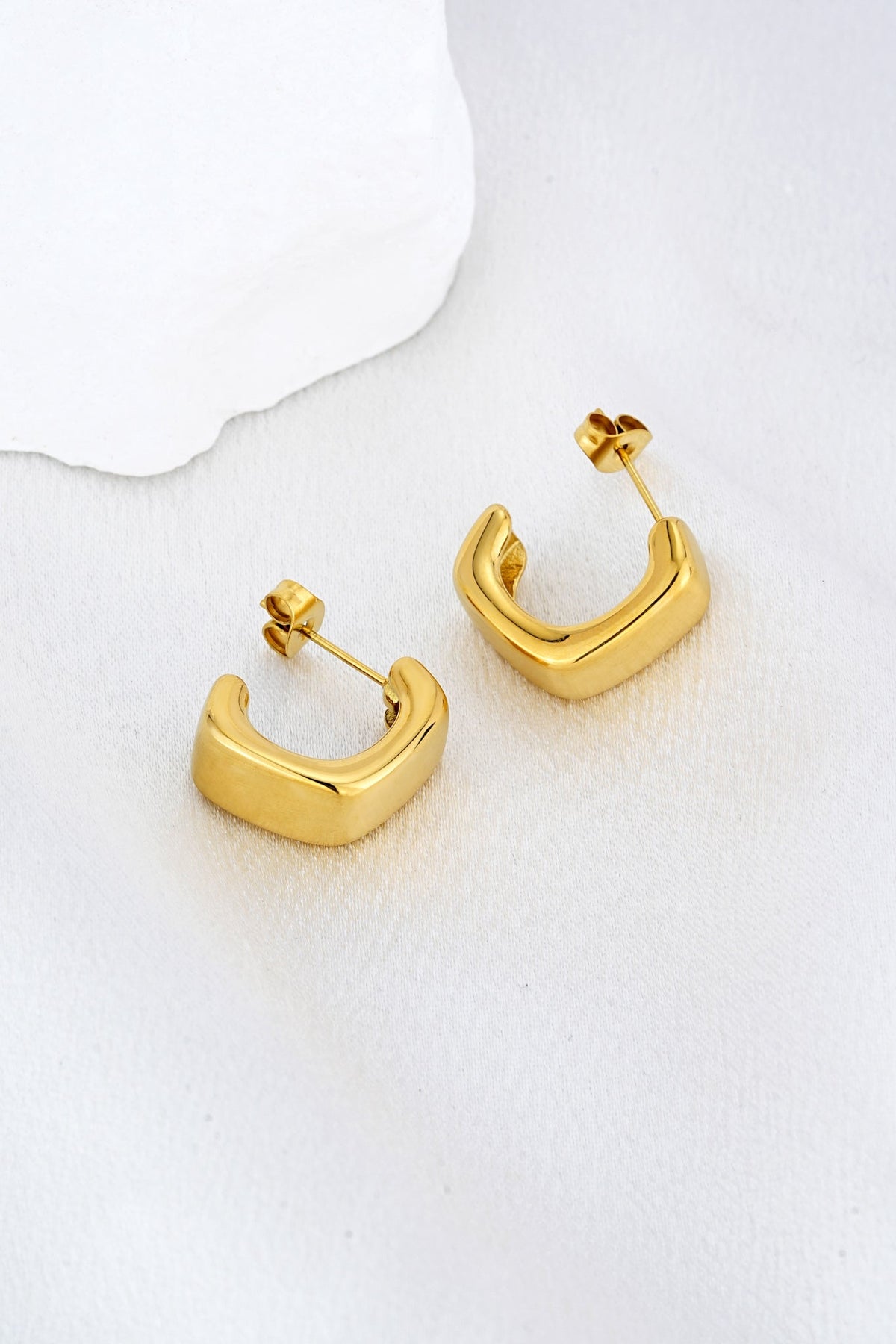 HEYCHIC Leona Hoop Earrings (Gold)