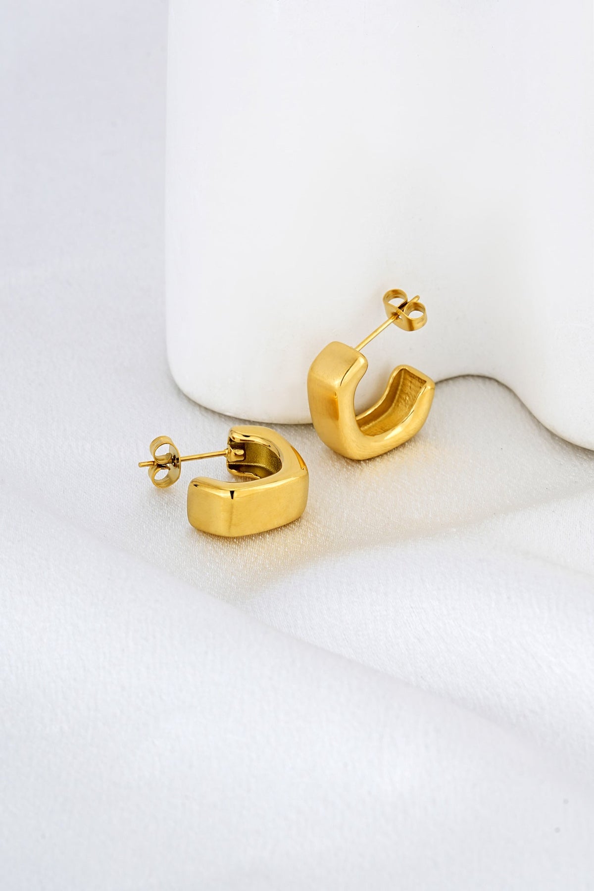 HEYCHIC Leona Hoop Earrings (Gold)