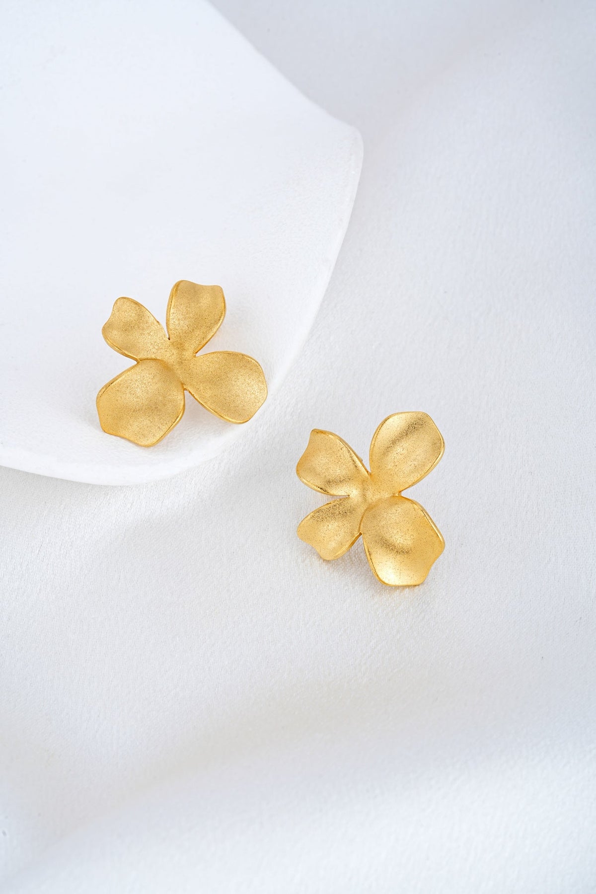 HEYCHIC Anthea Floral Earrings (Gold)