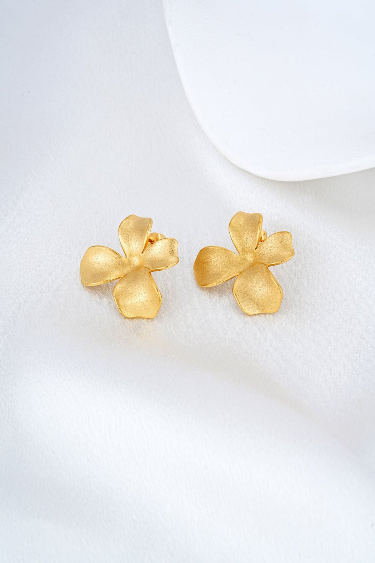 HEYCHIC Anthea Floral Earrings (Gold)