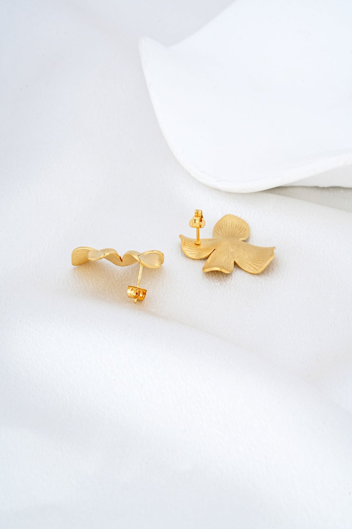 HEYCHIC Anthea Floral Earrings (Gold)