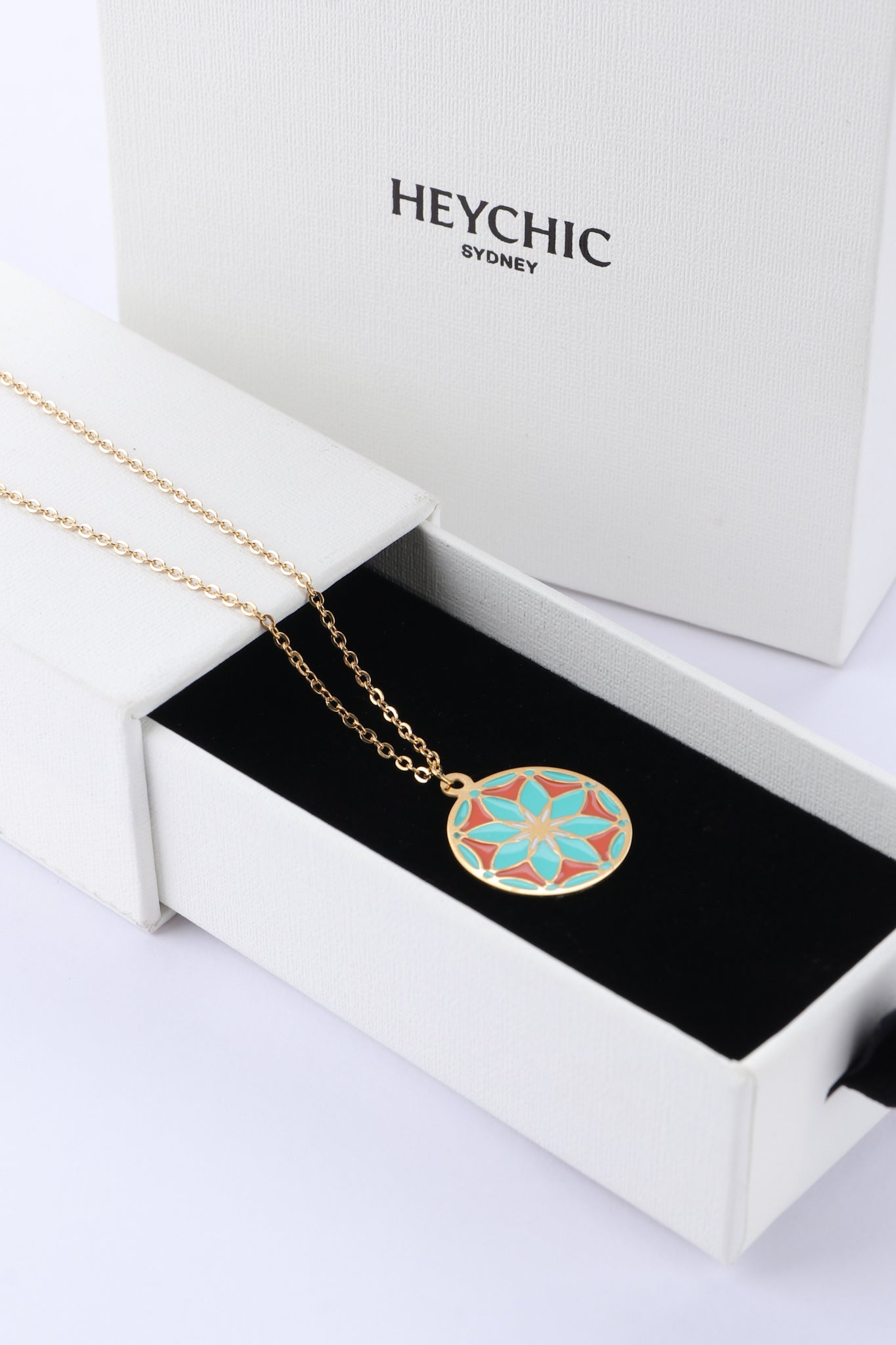 Heychic Amari Floral Pendant Necklace (Gold)