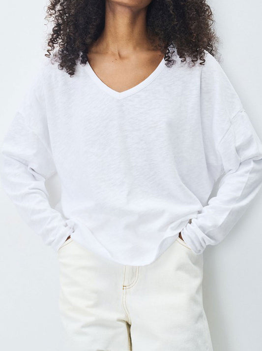 Image of a model wearing Tops. Productname: AMERICAN VINTAGE SONOMA VEE NECK LOOSE TEE in White colour by brand - American Vintage