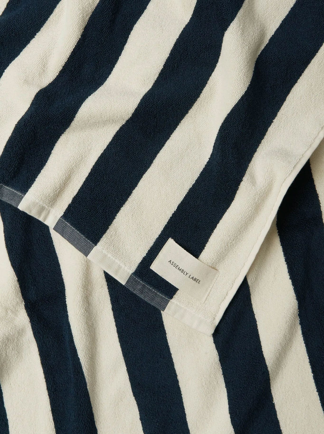 ASSEMBLY LABEL COTTON BEACH TOWEL (Navy/Cream)