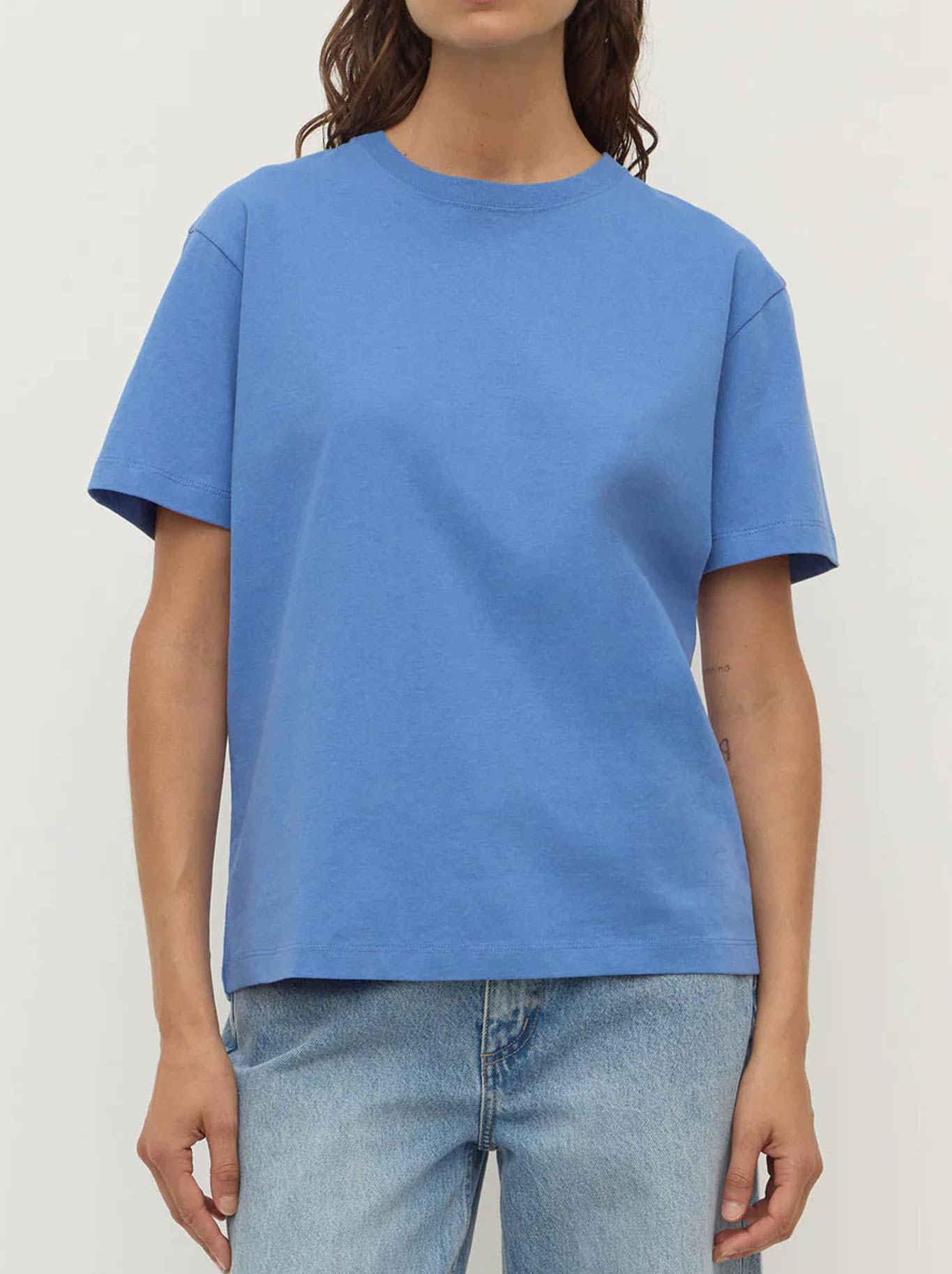 ASSEMBLY LABEL ORGANIC BASE TEE (Drift)