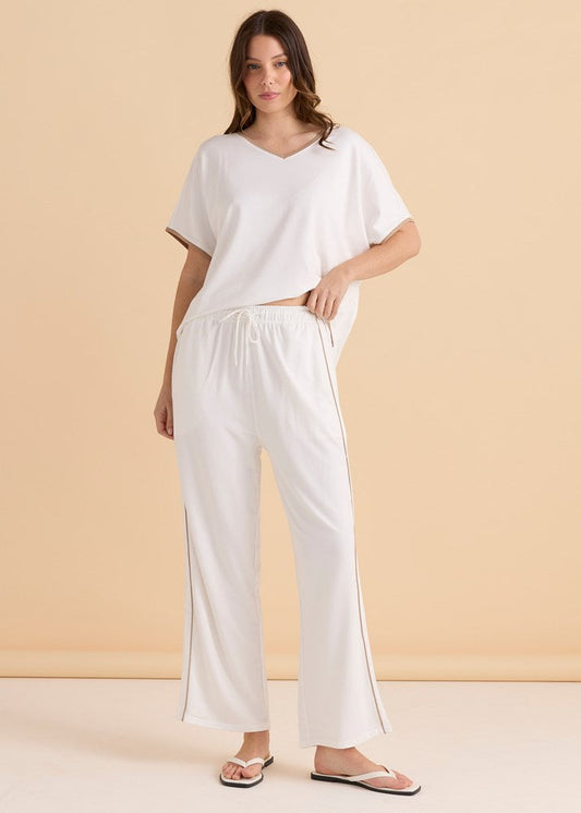 Image of a model wearing Pants. Productname: Betty Basics Evelyn Wide Leg Jogger White/Beige in White/Beige colour by brand - Betty Basics