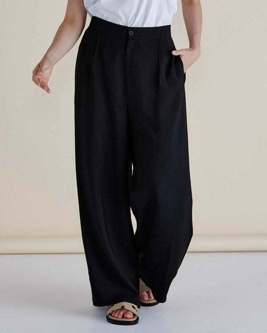 Image of a model wearing Pants. Productname: Betty Basics Zander Pant Black in Black colour by brand - Betty Basics