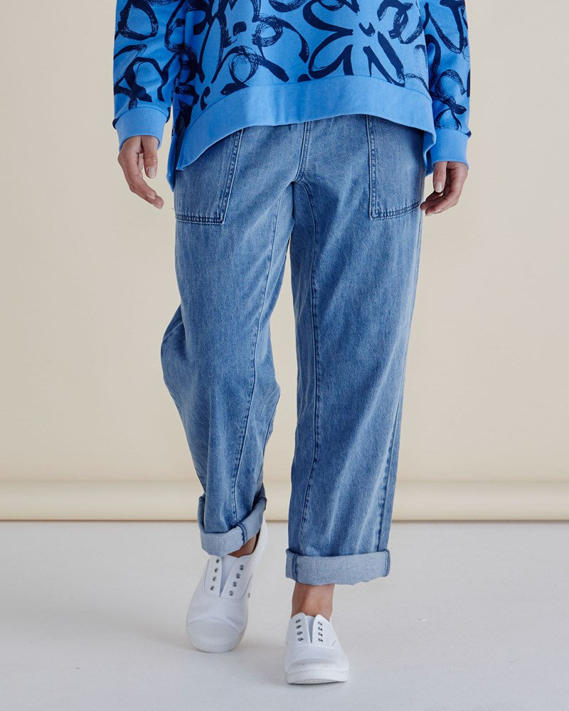 Image of a model wearing Pants. Productname: Betty Basics Quinn Cotton Jogger Blue in Blue colour by brand - Betty Basics