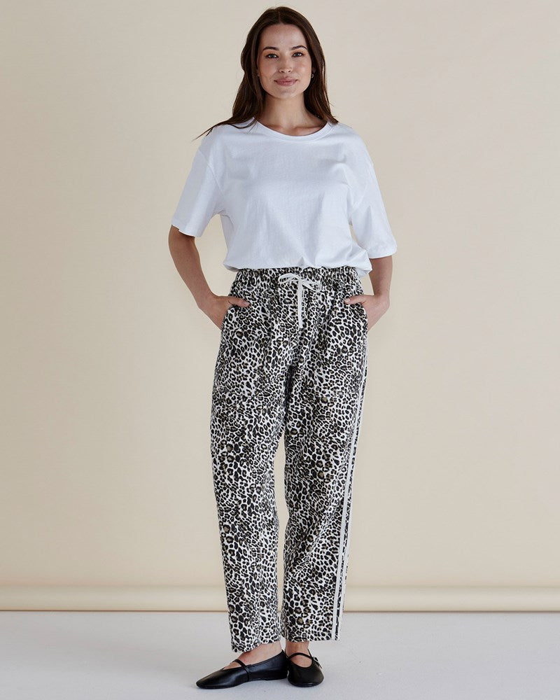 Betty Basics Quinn Cotton Jogger (Leopard Print)