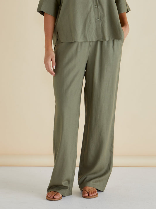 Image of a model wearing Pants. Productname: Betty Basics Zaza Relax Pant Olive in Olive colour by brand - Betty Basics